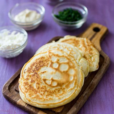 Recette de Blinis maison faciles et rapides, idéal pour l'apéro ! Des blinis fait maison pour tartiner du fromage frais, du tatziki, du saumon fumé... selon vos envies !