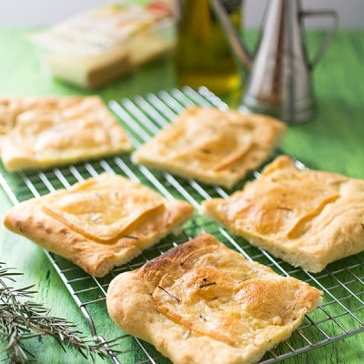 Recette de Focaccia au fromage à raclette ail et fines herbes RichesMonts