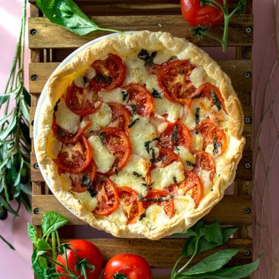 Recette de Tarte tomates, mozzarella, basilic, recette facile et rapide pour l'apéritif ou une entrée gourmande. Idéal accompagné d'une salade.