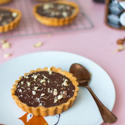 Recette de Tartelettes praliné et chocolat, recette facile de pate sucrée, recette de tarte chocolat et praliné. Gourmandise idéale pour le dessert.