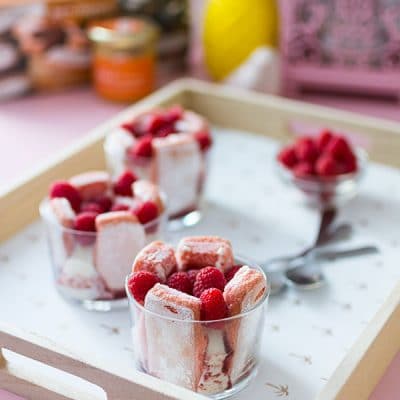 Recette de Verrines aux biscuits roses de reims, fromage blanc, framboises et miel avec les produits Jours Heureux