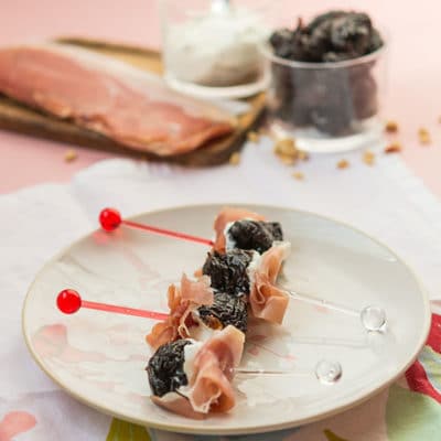 Recette de Pruneaux d'agen au chèvre et jambon pour l'apéritif