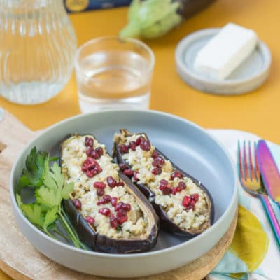 Recette d'Aubergines farcies au boulghour, feta et grenade. Recette facile avec du boulgour, aux saveurs méditérannéennes !