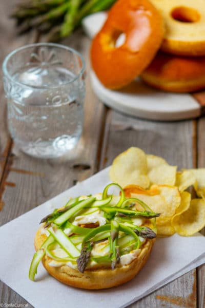 Recette de bagels végétariens aux asperges vertes crues