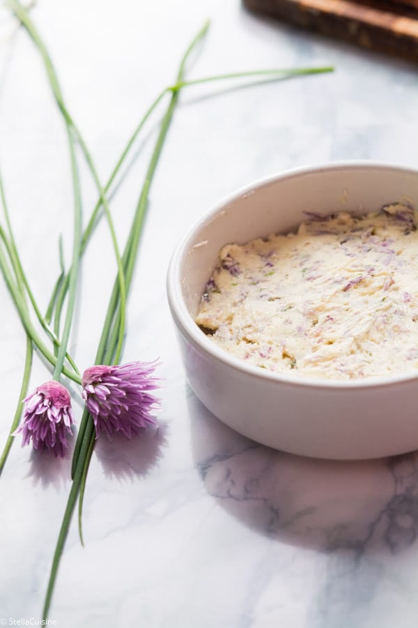 Recette de Beurre de fleurs de ciboulette, beurre aromatisé facile.