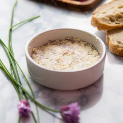 Recette de Beurre de fleurs de ciboulette, beurre aromatisé facile.