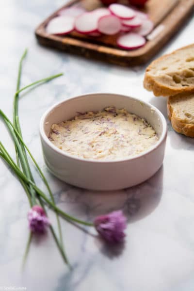 Recette de Beurre de fleurs de ciboulette, beurre aromatisé facile.