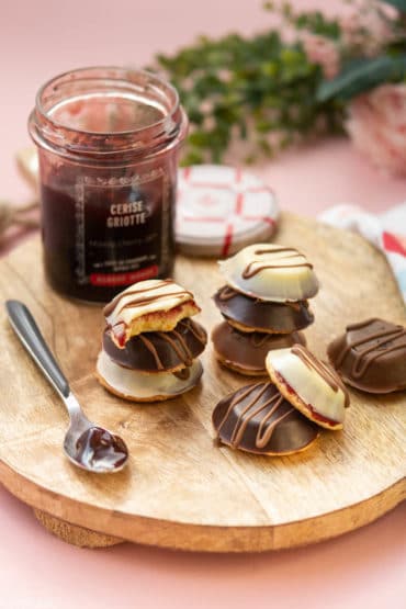 Une recette facile et rapide de biscuits pims maison : une génoise, de la confiture et du chocolat pour les plus gourmands et les enfants !