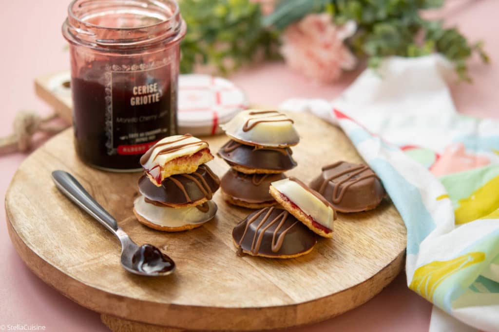 Une recette facile et rapide de biscuits pims maison : une génoise, de la confiture et du chocolat pour les plus gourmands et les enfants !