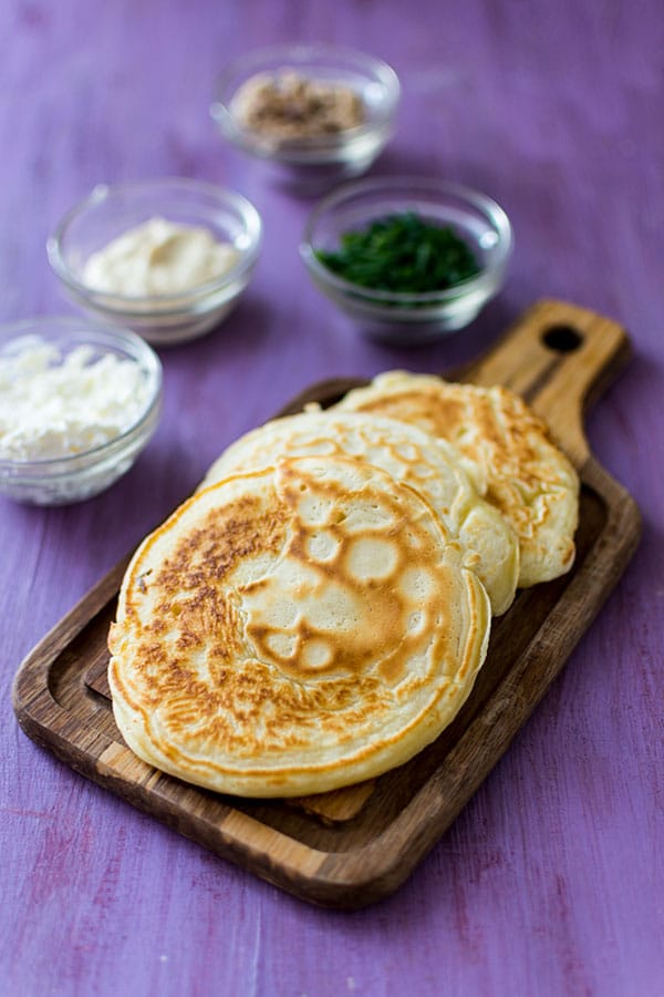 Recette de Blinis maison faciles et rapides, idéal pour l'apéro ! Des blinis fait maison pour tartiner du fromage frais, du tatziki, du saumon fumé... selon vos envies !