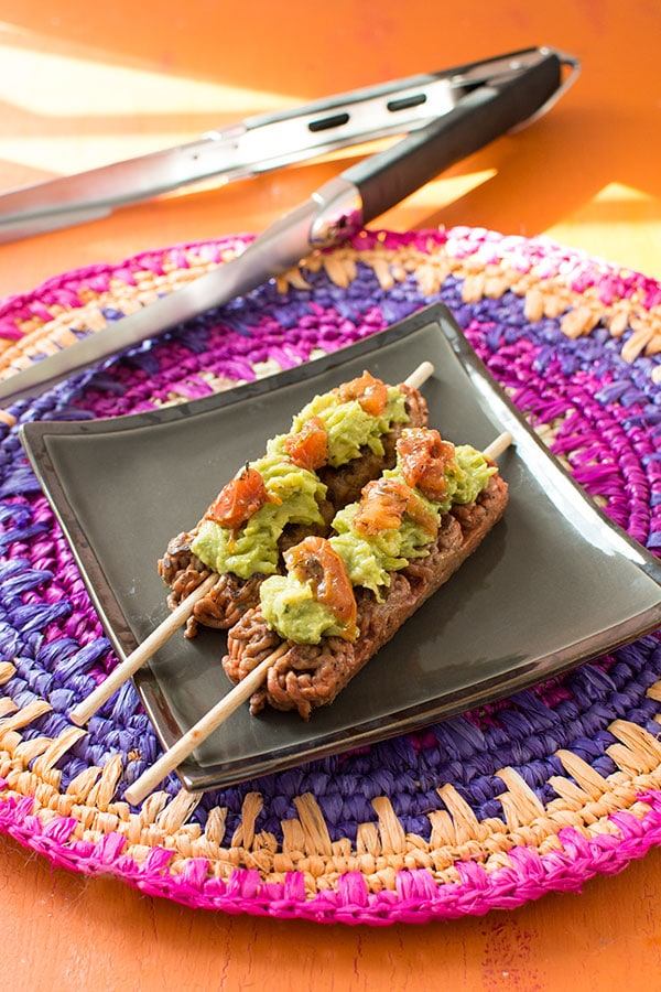 Recette de brochettes de boeuf haché au guacamole et tomates séchées avec Socopa et Weber.