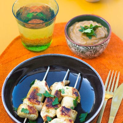 Recette de Brochettes sucrées/salées au poulet, banane et sauce satay (cacahuètes)