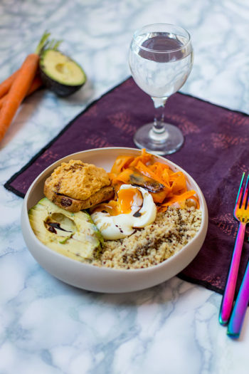 Recette de Buddha Bowl avocat, carottes au cumin, œuf coulant, houmous de lentilles corail