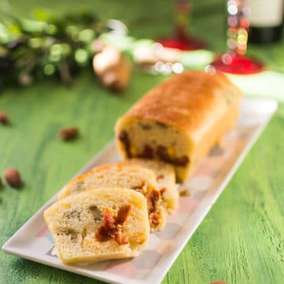Recette de Cake aux olives, tomates séchées et amandes grillées
