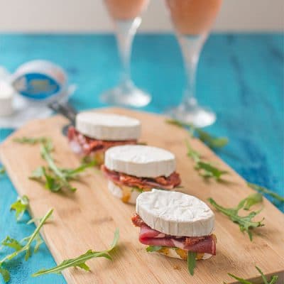 Recette de Sandwichs apéritifs au Caprice des Dieux, coppa, roquette et tomates séchées, enquête Ipsos les Jeunes et le fromage par Caprice des Dieux.