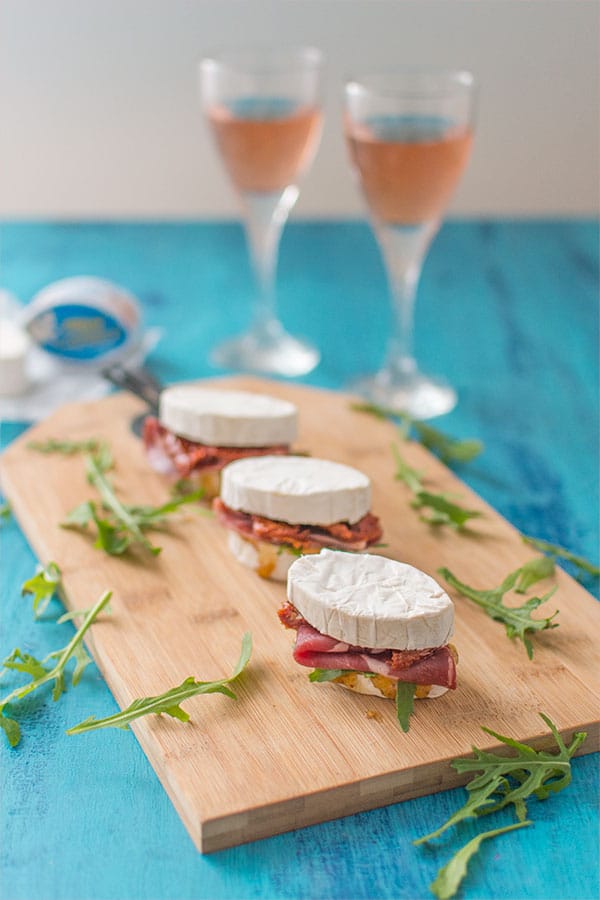 Recette de Sandwichs apéritifs au Caprice des Dieux, coppa, roquette et tomates séchées, enquête Ipsos les Jeunes et le fromage par Caprice des Dieux.