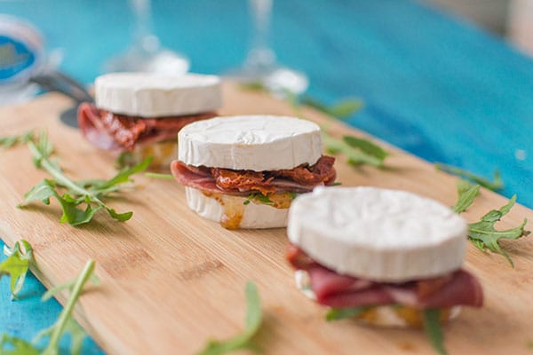 Recette de Sandwichs apéritifs au Caprice des Dieux, coppa, roquette et tomates séchées, enquête Ipsos les Jeunes et le fromage par Caprice des Dieux.