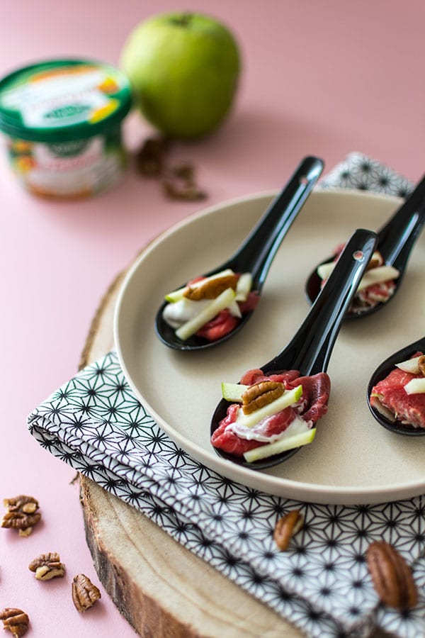 Recette de Cuillères apéritives bœuf, roquefort, pomme et noix, recette facile avec Société à tartiner !