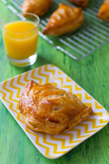 Recette de Chaussons aux pommes (pâte feuilletée rapide)