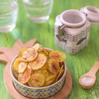Recette de Chips maison, moins grasses et moins salées ! Chips au micro-ondes avec du film étirable, facile rapide et moins gras !