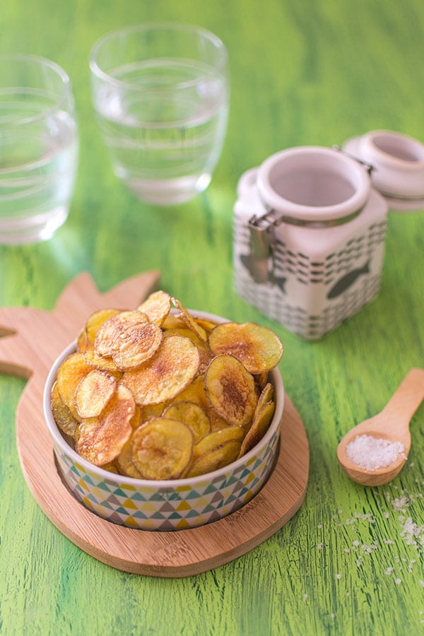 Recette de Chips maison, moins grasses et moins salées ! Chips au micro-ondes avec du film étirable, facile rapide et moins gras !