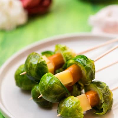 Recette de Brochettes de choux de Bruxelles, gouda et saucisses