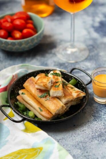 Recette de Cigares croustillants à la feta, mayonnaise au sriracha