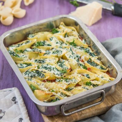 Recette de Conchiglioni farcis ricotta épinards. Cannellonis ou conghiglioni farcis, recette végétarienne, recette avec des épinards.