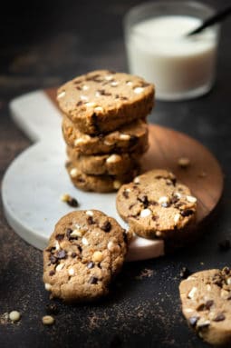 Recette d'Ultimate Cookies, au beurre de cacahuètes. Recette facile et ultime de cookies fondants, chewy cookies aux pépites de chocolat. Beurre noisette et beurre de cacahuètes pour des cookies fondants au goût torréfié !