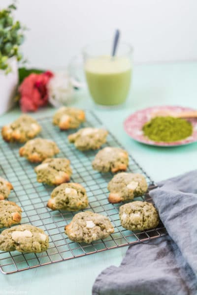 Recette de Cookies au thé matcha et chocolat blanc. Recette facile de cookies au thé vert matcha, un délice de gourmandise avec des pépites de chocolat blanc !