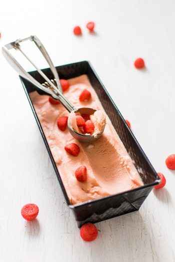 Recette de Crème glacée à la Fraise Tagada, recette facile de glace haribo à la tagada.