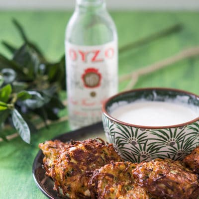 Recette de Croquettes de courgettes à la feta (Kolokithakia Keftedes), beignets de courgette comme en Grèce, ces boulettes de courgettes grecques sont à tomber !