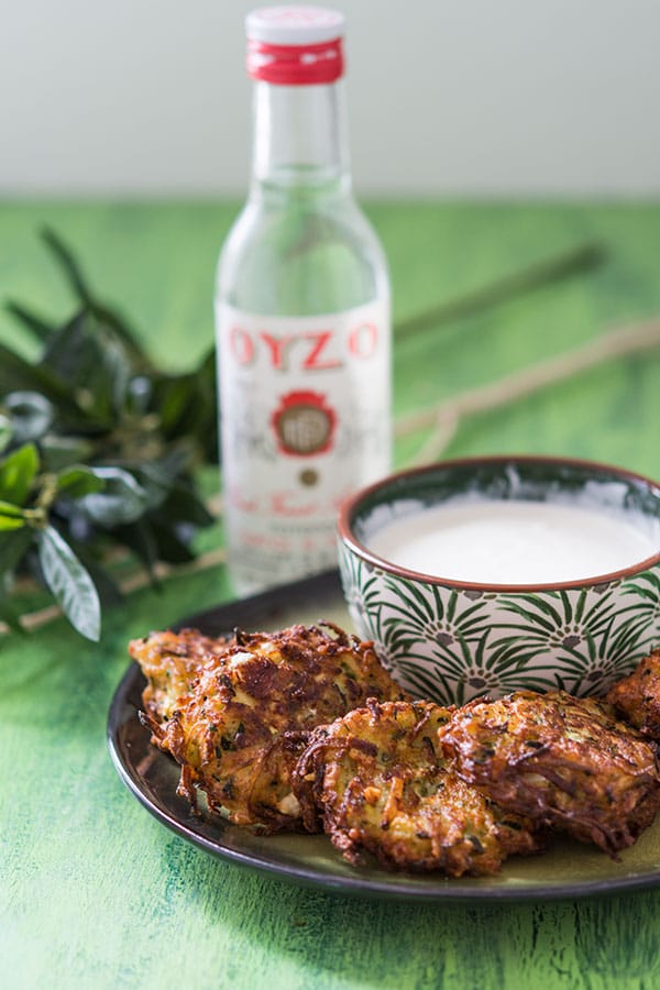 Recette de Croquettes de courgettes à la feta (Kolokithakia Keftedes), beignets de courgette comme en Grèce, ces boulettes de courgettes grecques sont à tomber !