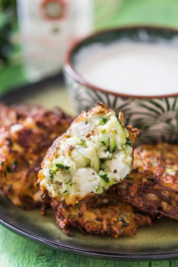 Recette de Croquettes de courgettes à la feta (Kolokithakia Keftedes), beignets de courgette comme en Grèce, ces boulettes de courgettes grecques sont à tomber !