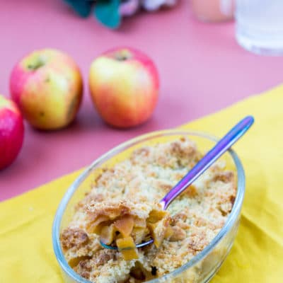 Recette de crumble aux pommes caramélisées à la cassonade, recette facile, recette rapide, recette pas chère. Recette de crumble comme Cyril Lignac !