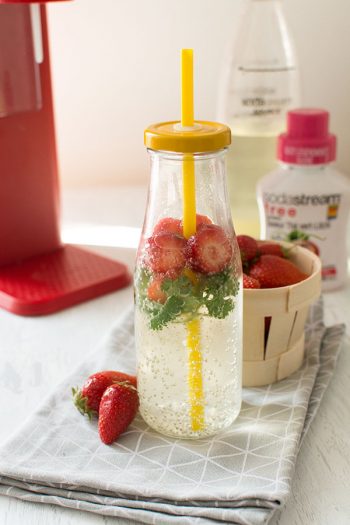 Recette d'Eau gourmande fraises, coriandre, litchi, thé vert (Sodastream), recette facile d'eau infusée pour petits et grands !