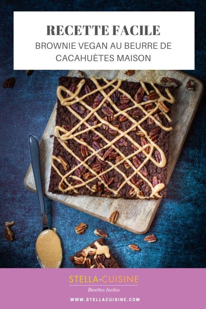 Recette de brownie vegan au beurre de cacahuètes maison. Une recette vegan facile au chocolat, noix de pécan, beurre de cacahuètes maison et sans sucres.