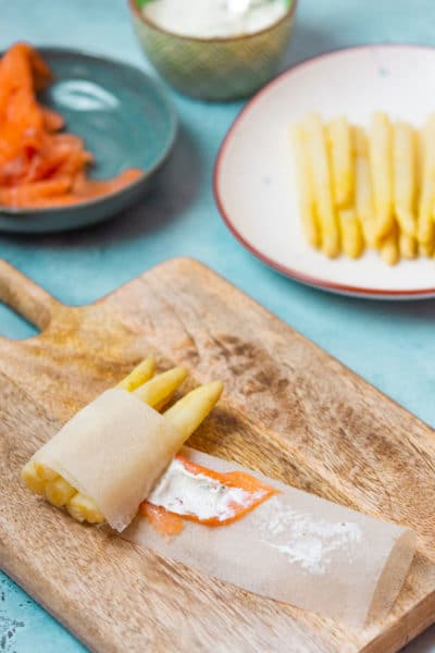 Recette de Fagots d’asperges blanches croustillants au saumon. Une entrée facile à base d'asperges, recette de printemps, avec des feuilles de brick et du saumon.