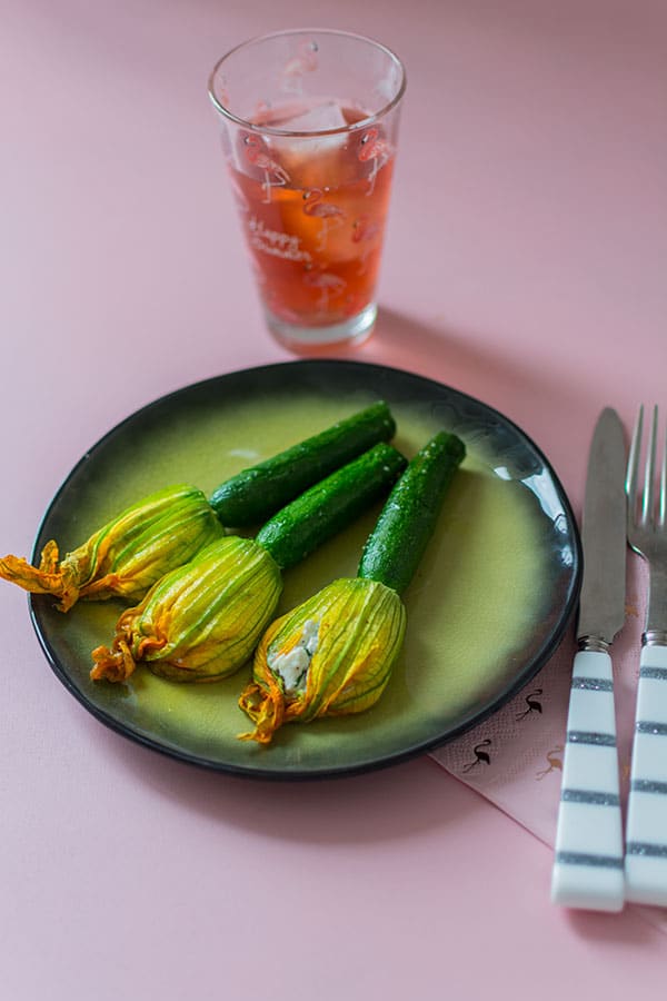 Recette de Fleurs de courgettes farcies au fromage de chèvre, recette facile de fleurs de courgette farcies ! Un plat végétarien délicieux !