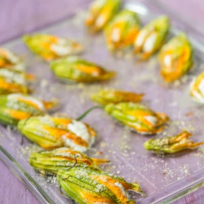 Recette de Fleurs de courgettes farcies à la ricotta (végétarien)