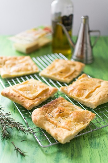 Recette de Focaccia au fromage à raclette ail et fines herbes RichesMonts