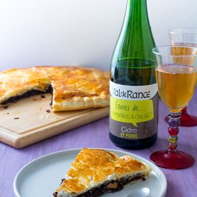 Recette de Galette des rois chocolat et noisette très facile, à accorder avec un cidre à la poire ! Miam !