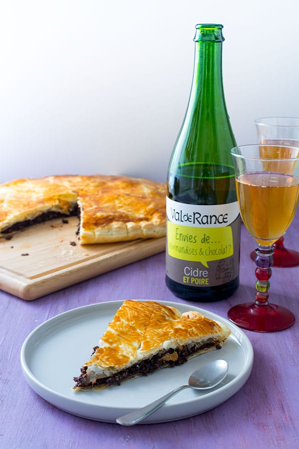 Recette de Galette des rois chocolat et noisette très facile, à accorder avec un cidre à la poire ! Miam !