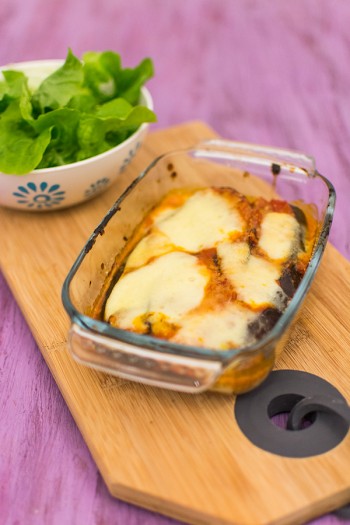 Recette de Gratin d'aubergines, recette facile d'aubergines grillées et gratinées à la mozzarella et à la sauce tomate. Facile et rapide.