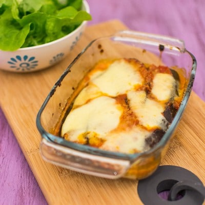 Recette de Gratin d'aubergines, recette facile d'aubergines grillées et gratinées à la mozzarella et à la sauce tomate. Facile et rapide.