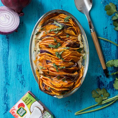 Recette de Gratin de patates douces au lait de coco, oignons rouges et coriandre. Recette facile avec des patates douces et du lait de coco !