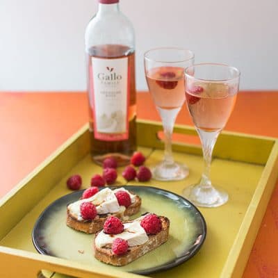 Recette de Bruschettas camembert, framboises et balsamique avec un Grenache Rosé Gallo Family Vineyards