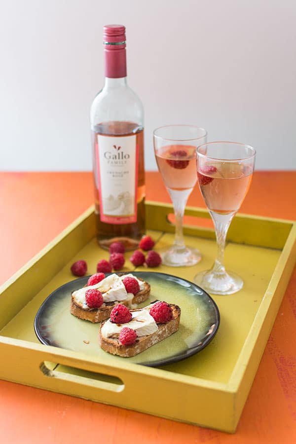 Recette de Bruschettas camembert, framboises et balsamique avec un Grenache Rosé Gallo Family Vineyards