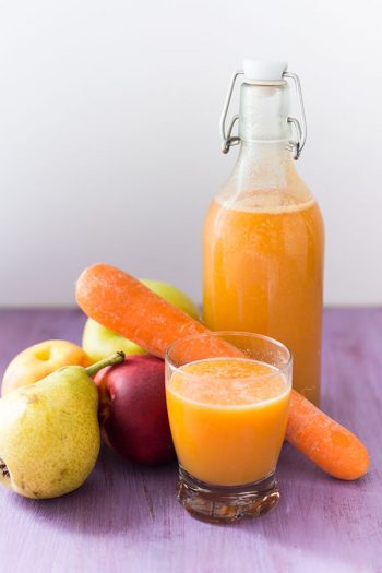 Recette de jus orange : nectarine, carotte, pomme à l'extracteur de jus. Extracteur de jus Kitchenaid, accessoire du robot facile à nettoyer.