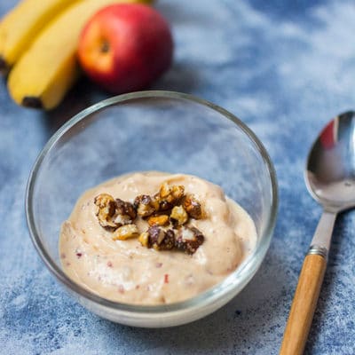 Recette de lassi glacé à la banane et nectarine, avec des noisettes caramélisées !